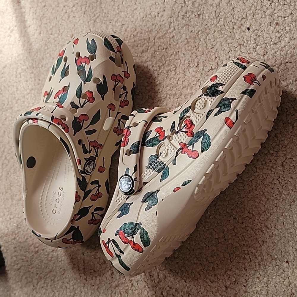 Crocs cherry print platform baya clogs